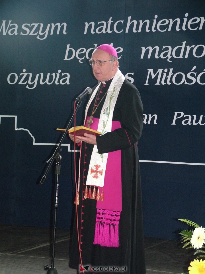 Odsłonięcie popiersia papieża Jana Pawła II w Ostrołęce - 2004 r. - zdjęcie #28 - eOstroleka.pl