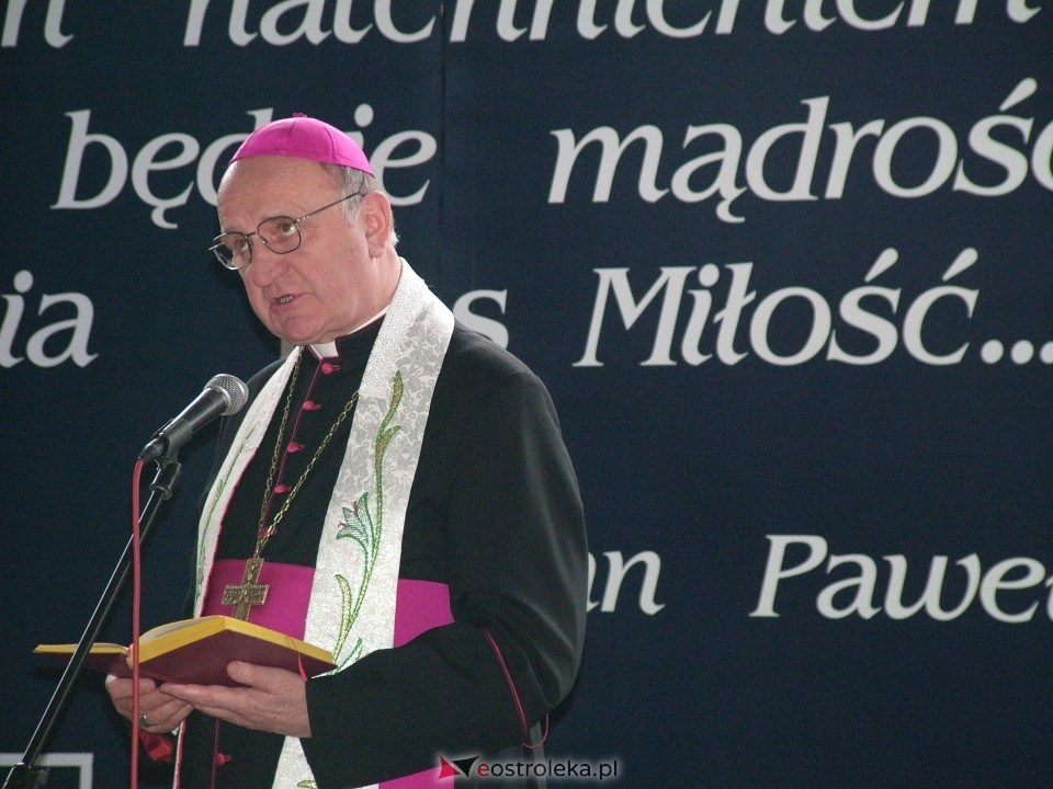 Odsłonięcie popiersia papieża Jana Pawła II w Ostrołęce - 2004 r. - zdjęcie #27 - eOstroleka.pl