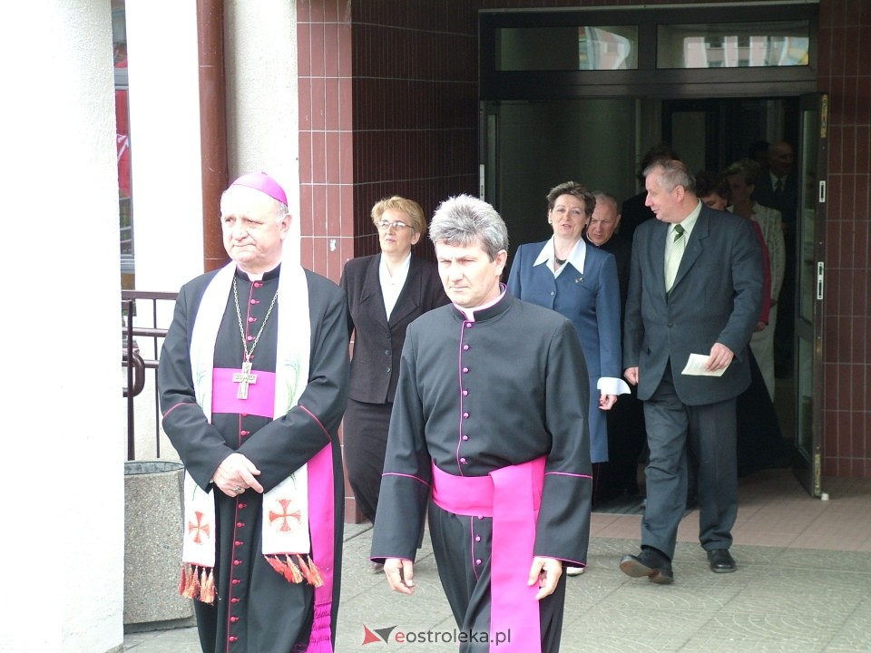 Odsłonięcie popiersia papieża Jana Pawła II w Ostrołęce - 2004 r. - zdjęcie #25 - eOstroleka.pl