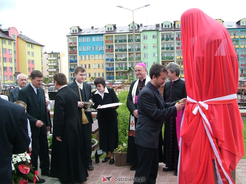 Odsłonięcie popiersia papieża Jana Pawła II w Ostrołęce - 2004 r. - zdjęcie #24 - eOstroleka.pl