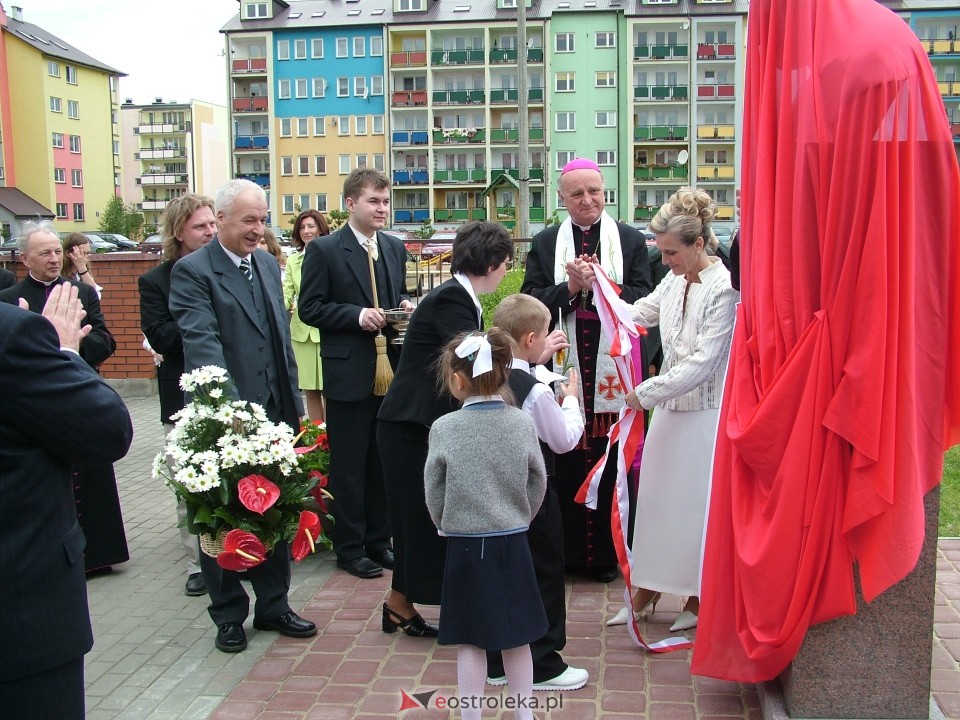 Odsłonięcie popiersia papieża Jana Pawła II w Ostrołęce - 2004 r. - zdjęcie #22 - eOstroleka.pl