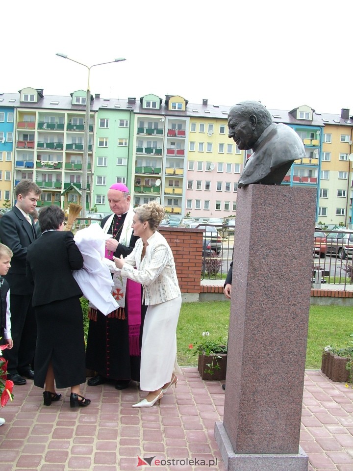 Odsłonięcie popiersia papieża Jana Pawła II w Ostrołęce - 2004 r. - zdjęcie #21 - eOstroleka.pl