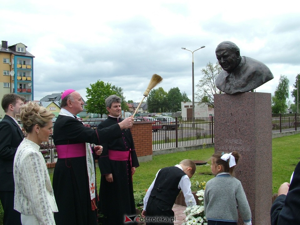 Odsłonięcie popiersia papieża Jana Pawła II w Ostrołęce - 2004 r. - zdjęcie #20 - eOstroleka.pl