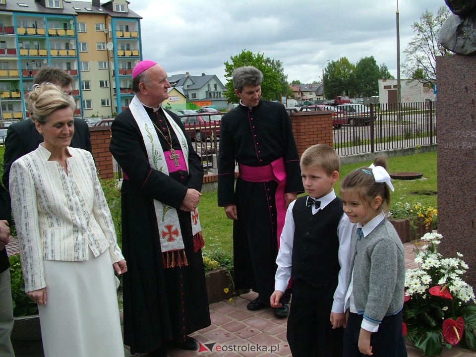 Odsłonięcie popiersia papieża Jana Pawła II w Ostrołęce - 2004 r. - zdjęcie #19 - eOstroleka.pl