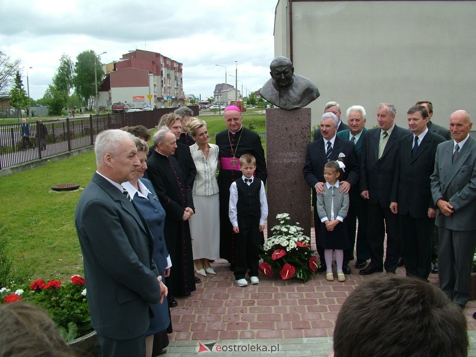 Odsłonięcie popiersia papieża Jana Pawła II w Ostrołęce - 2004 r. - zdjęcie #18 - eOstroleka.pl