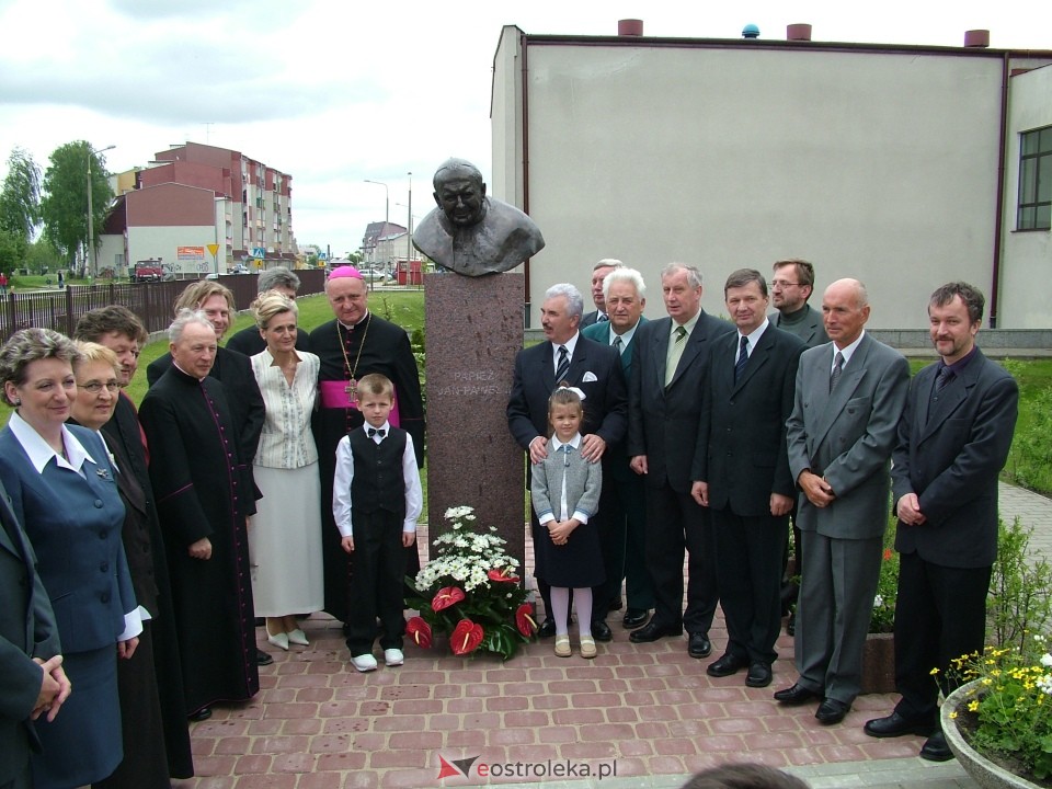 Odsłonięcie popiersia papieża Jana Pawła II w Ostrołęce - 2004 r. - zdjęcie #17 - eOstroleka.pl