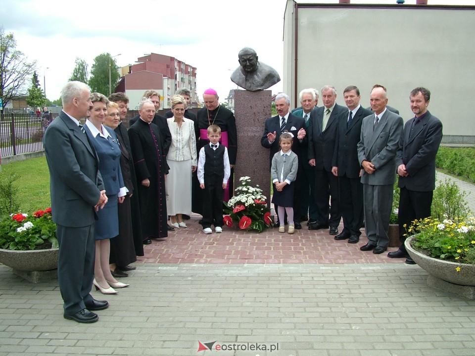 Odsłonięcie popiersia papieża Jana Pawła II w Ostrołęce - 2004 r. - zdjęcie #16 - eOstroleka.pl