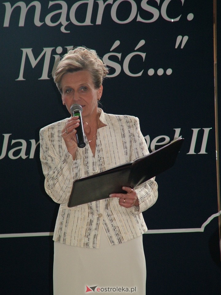 Odsłonięcie popiersia papieża Jana Pawła II w Ostrołęce - 2004 r. - zdjęcie #1 - eOstroleka.pl