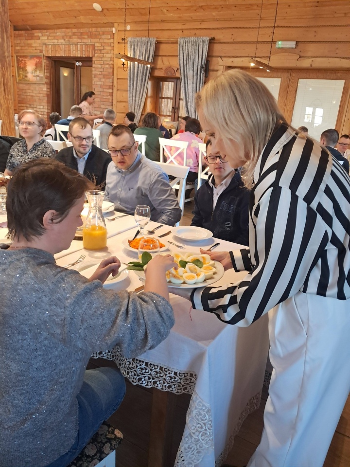 Wielkanoc i Dzień Świadomości Autyzmu w „Motylkach”. Wspólne świętowanie uczestników WTZ [02.04.2026] - zdjęcie #21 - eOstroleka.pl