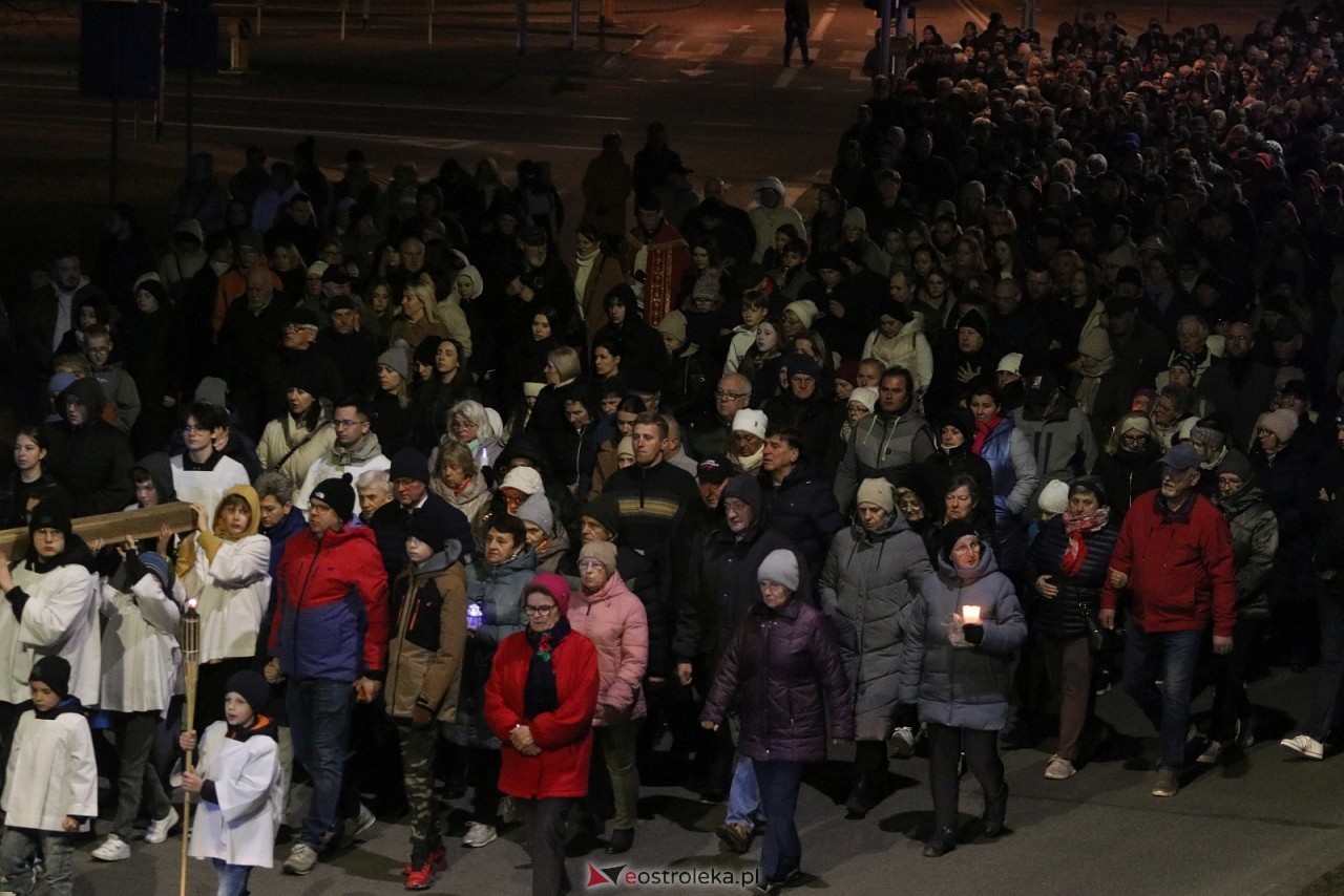 Droga krzyżowa parafii św. Franciszka w Ostrołęce [3.04.2026] - zdjęcie #35 - eOstroleka.pl
