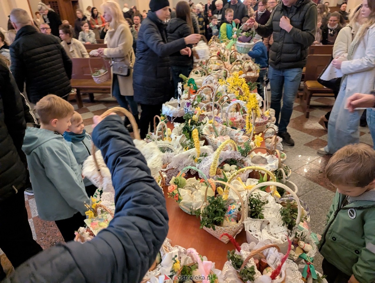 Święcenie pokarmów w ostrołęckich parafiach [04.04.2026] - zdjęcie #1 - eOstroleka.pl