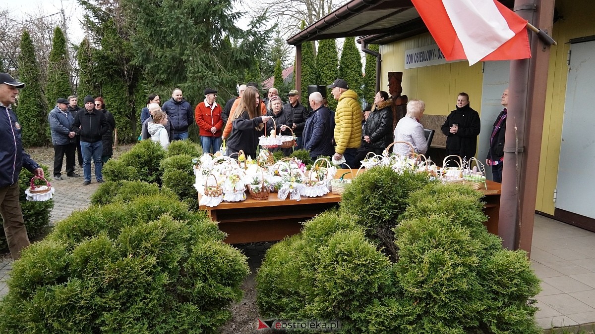 Święcenie wielkanocnych koszyczków na osiedlu Leśne [04.04.2026] - zdjęcie #52 - eOstroleka.pl