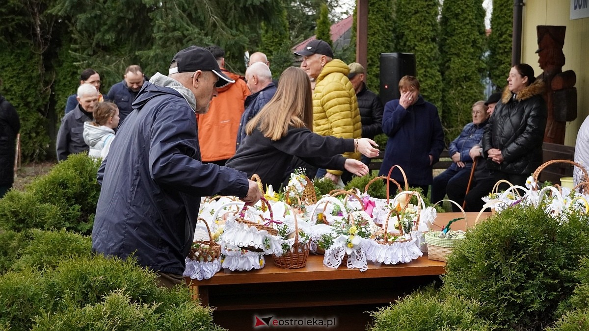 Święcenie wielkanocnych koszyczków na osiedlu Leśne [04.04.2026] - zdjęcie #51 - eOstroleka.pl