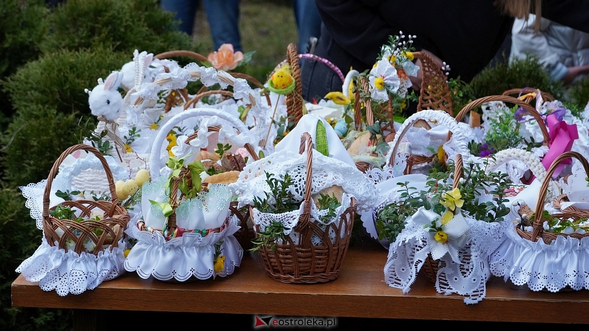 Święcenie wielkanocnych koszyczków na osiedlu Leśne [04.04.2026] - zdjęcie #50 - eOstroleka.pl