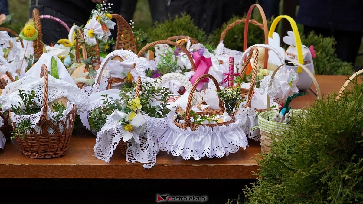 Święcenie wielkanocnych koszyczków na osiedlu Leśne [04.04.2026] - zdjęcie #49 - eOstroleka.pl