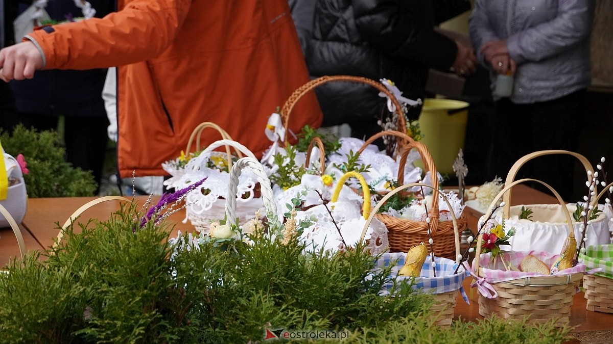 Święcenie wielkanocnych koszyczków na osiedlu Leśne [04.04.2026] - zdjęcie #48 - eOstroleka.pl