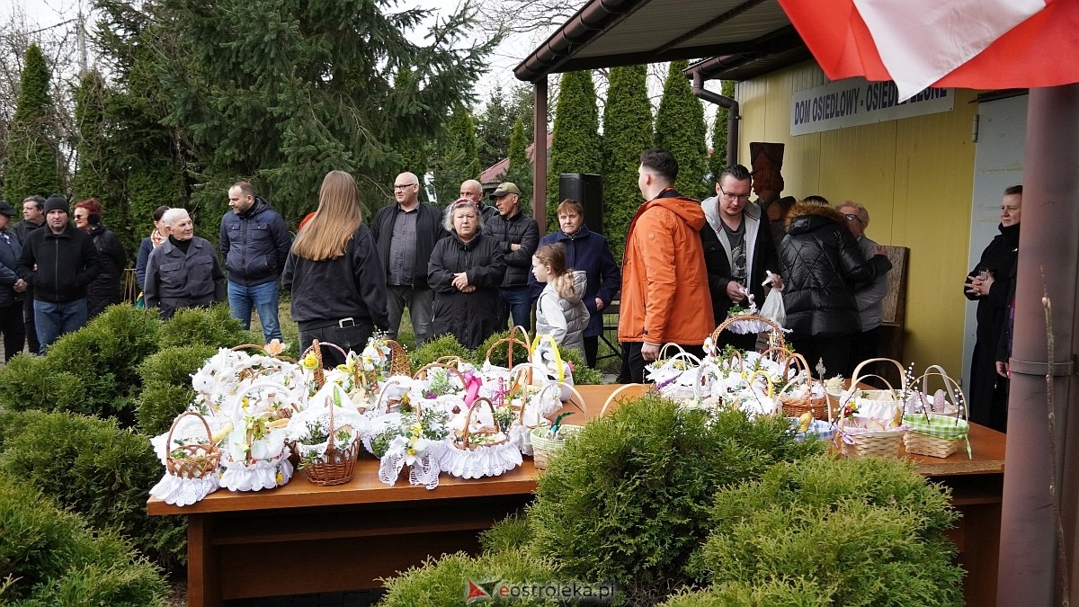 Święcenie wielkanocnych koszyczków na osiedlu Leśne [04.04.2026] - zdjęcie #47 - eOstroleka.pl