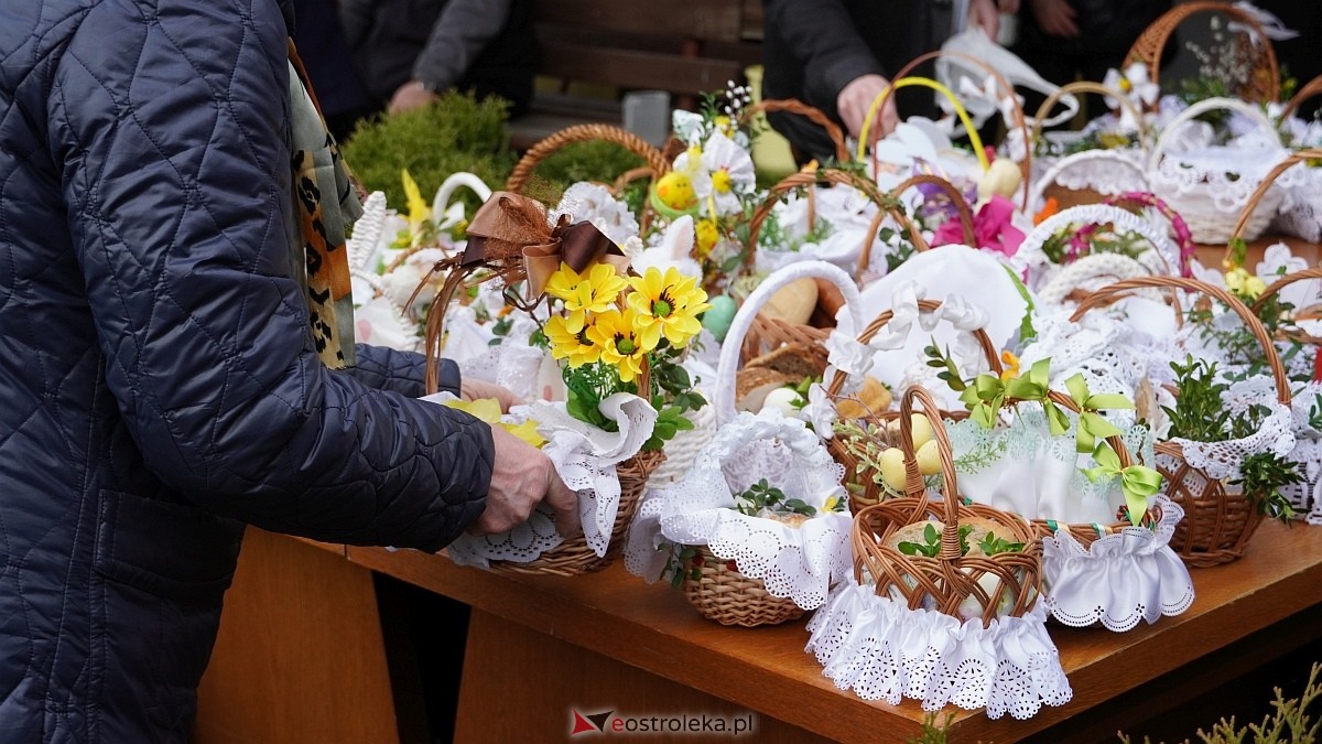 Święcenie wielkanocnych koszyczków na osiedlu Leśne [04.04.2026] - zdjęcie #46 - eOstroleka.pl