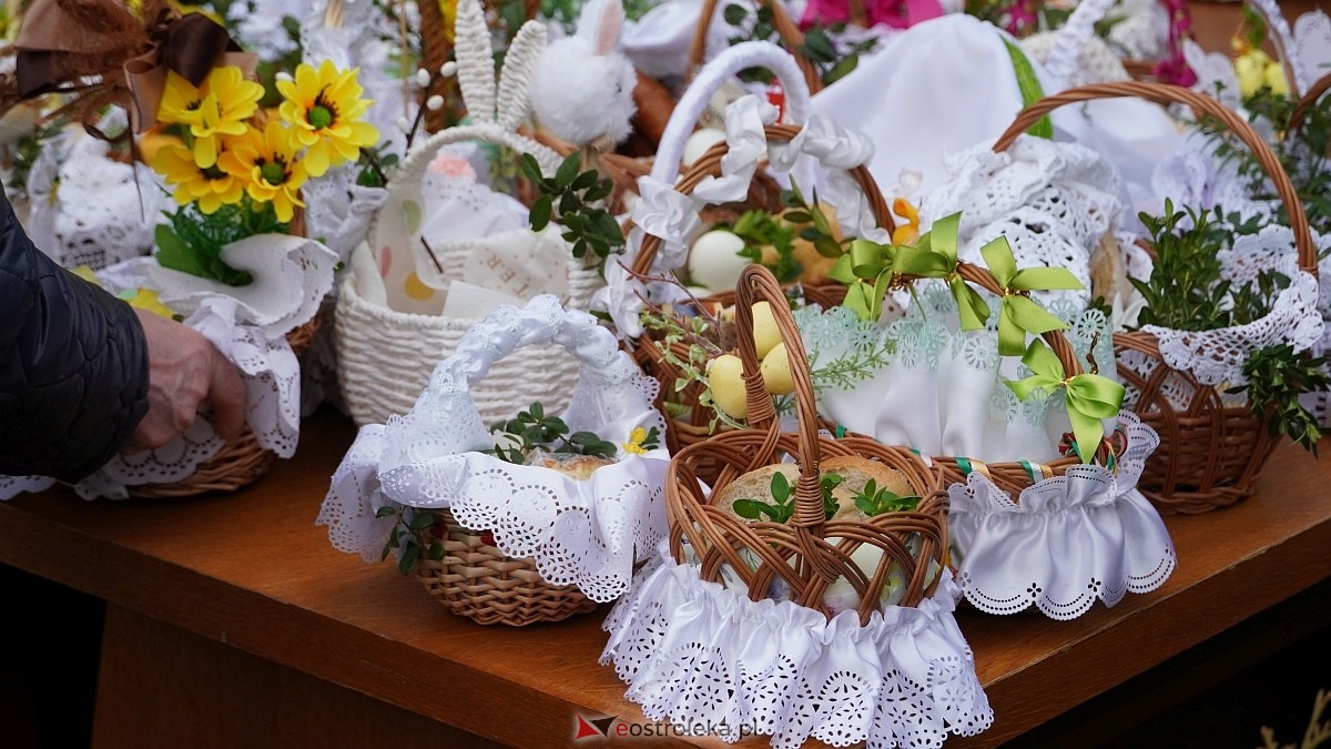 Święcenie wielkanocnych koszyczków na osiedlu Leśne [04.04.2026] - zdjęcie #45 - eOstroleka.pl
