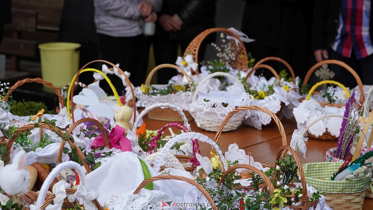 Święcenie wielkanocnych koszyczków na osiedlu Leśne [04.04.2026] - zdjęcie #42 - eOstroleka.pl