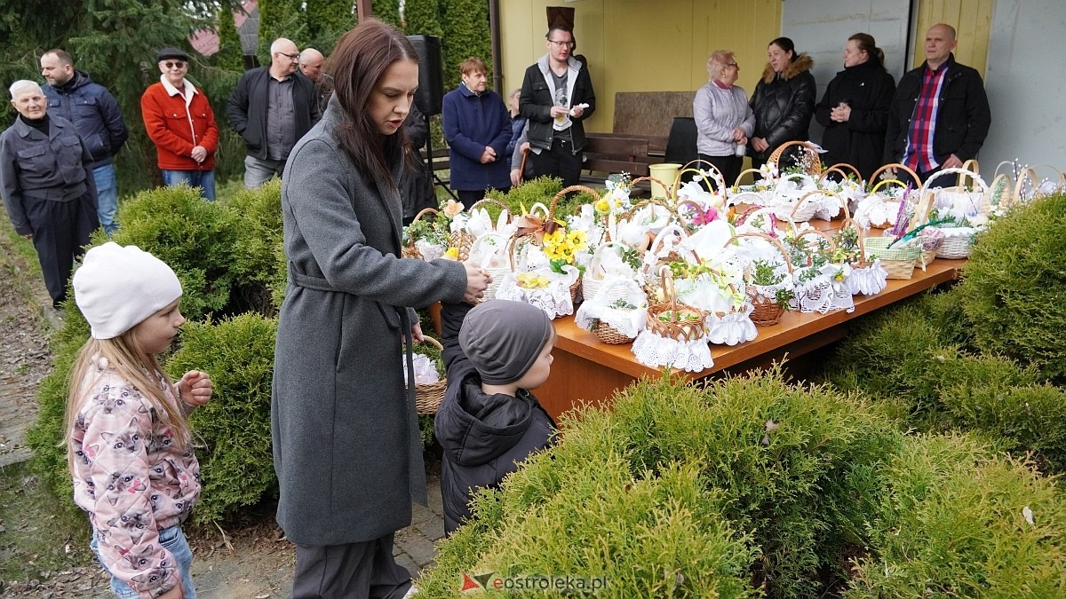 Święcenie wielkanocnych koszyczków na osiedlu Leśne [04.04.2026] - zdjęcie #41 - eOstroleka.pl