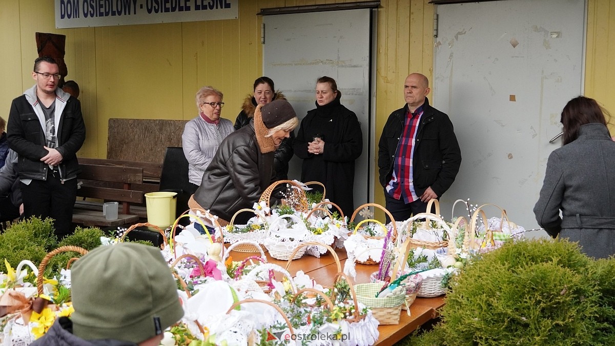 Święcenie wielkanocnych koszyczków na osiedlu Leśne [04.04.2026] - zdjęcie #39 - eOstroleka.pl