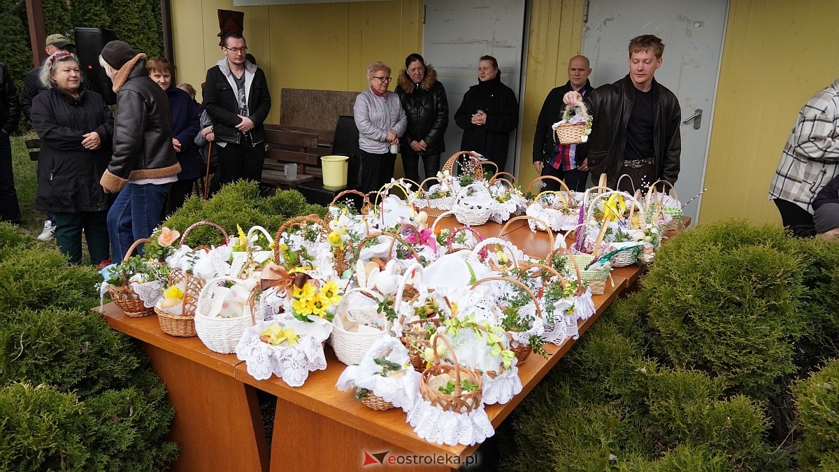 Święcenie wielkanocnych koszyczków na osiedlu Leśne [04.04.2026] - zdjęcie #35 - eOstroleka.pl