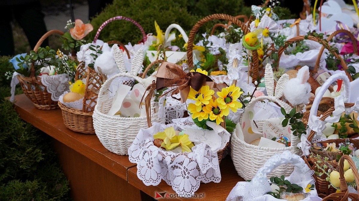 Święcenie wielkanocnych koszyczków na osiedlu Leśne [04.04.2026] - zdjęcie #34 - eOstroleka.pl