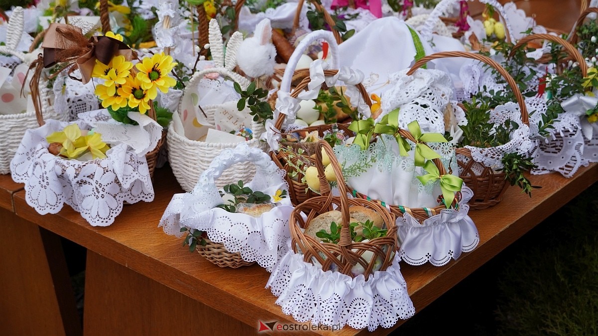 Święcenie wielkanocnych koszyczków na osiedlu Leśne [04.04.2026] - zdjęcie #33 - eOstroleka.pl