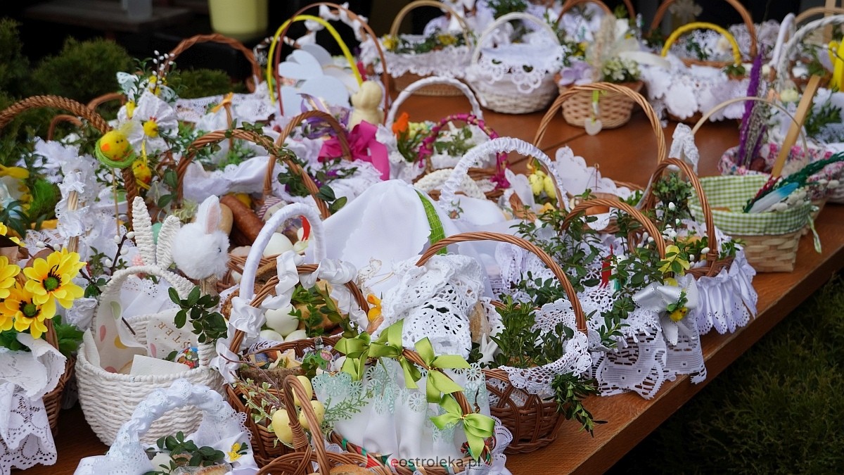 Święcenie wielkanocnych koszyczków na osiedlu Leśne [04.04.2026] - zdjęcie #32 - eOstroleka.pl