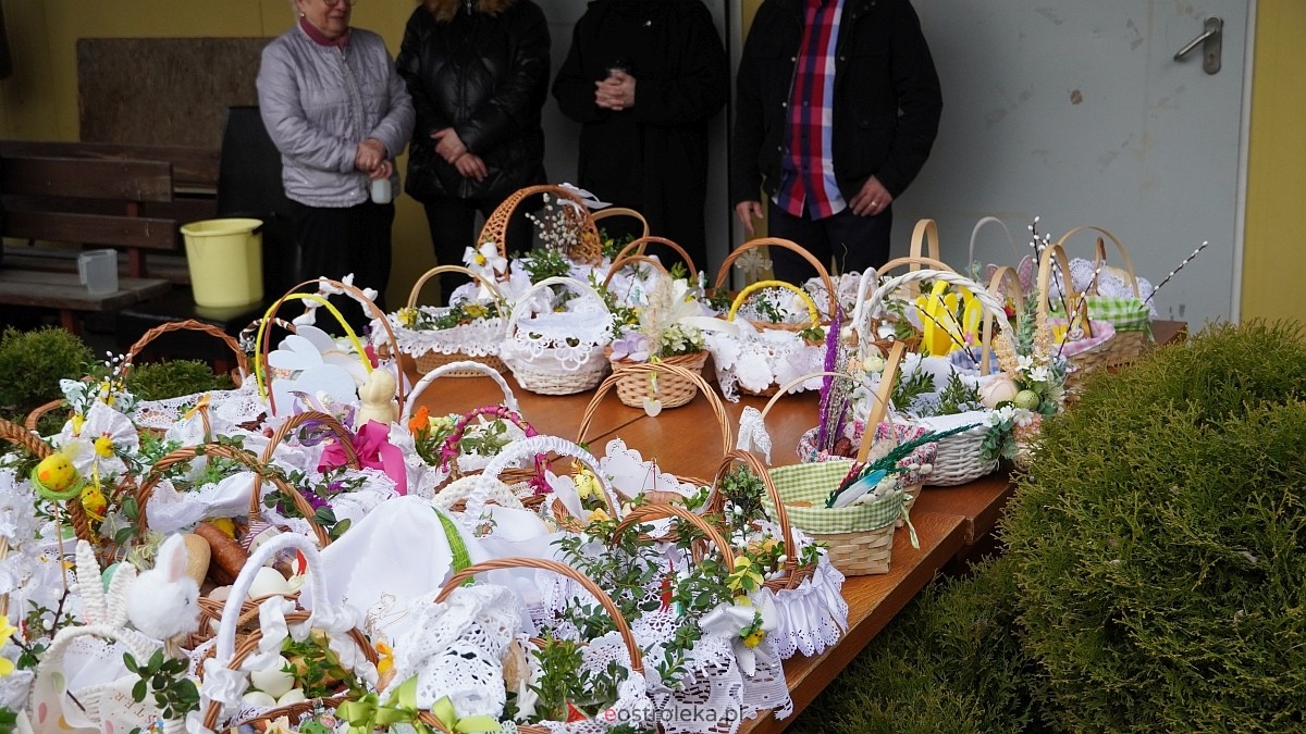 Święcenie wielkanocnych koszyczków na osiedlu Leśne [04.04.2026] - zdjęcie #31 - eOstroleka.pl