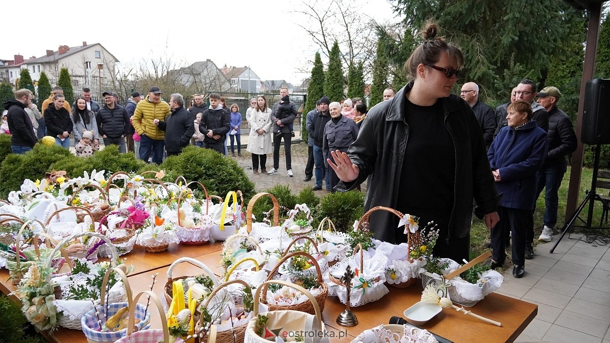 Święcenie wielkanocnych koszyczków na osiedlu Leśne [04.04.2026] - zdjęcie #30 - eOstroleka.pl