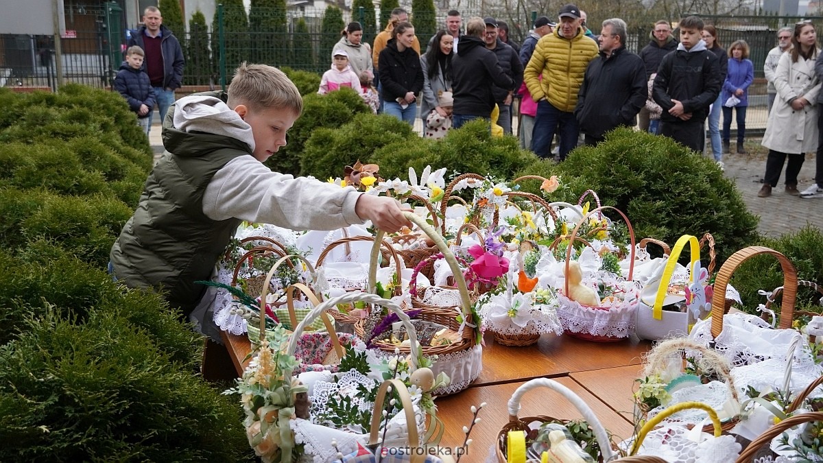 Święcenie wielkanocnych koszyczków na osiedlu Leśne [04.04.2026] - zdjęcie #29 - eOstroleka.pl