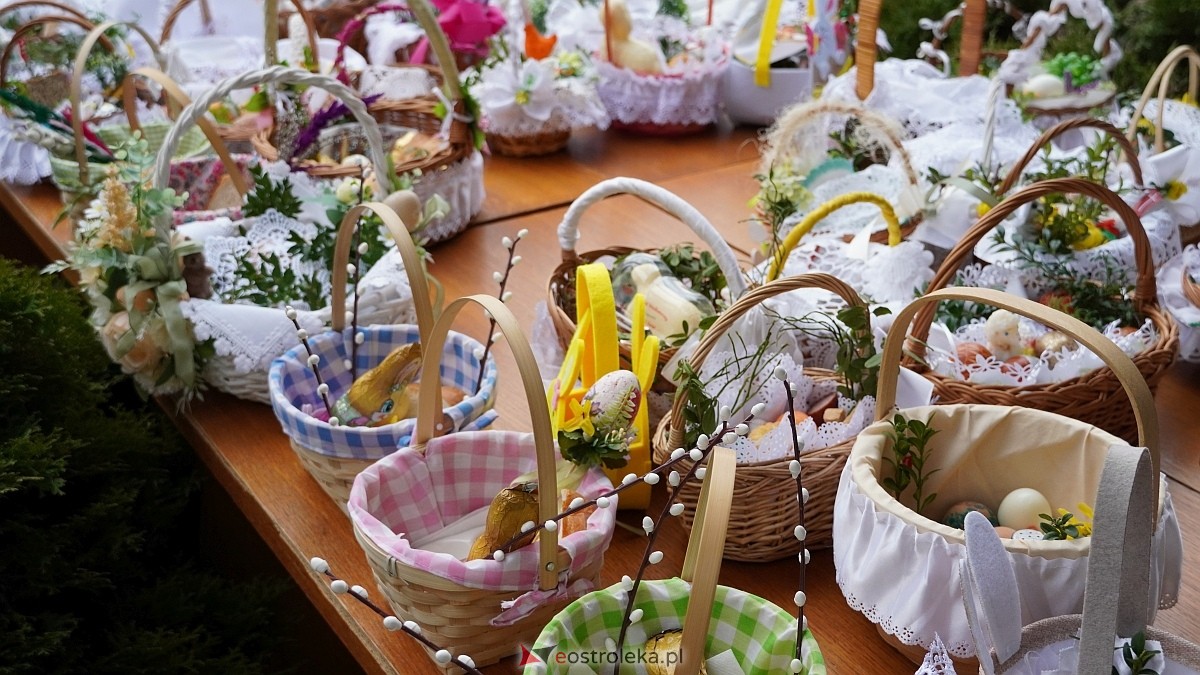 Święcenie wielkanocnych koszyczków na osiedlu Leśne [04.04.2026] - zdjęcie #27 - eOstroleka.pl