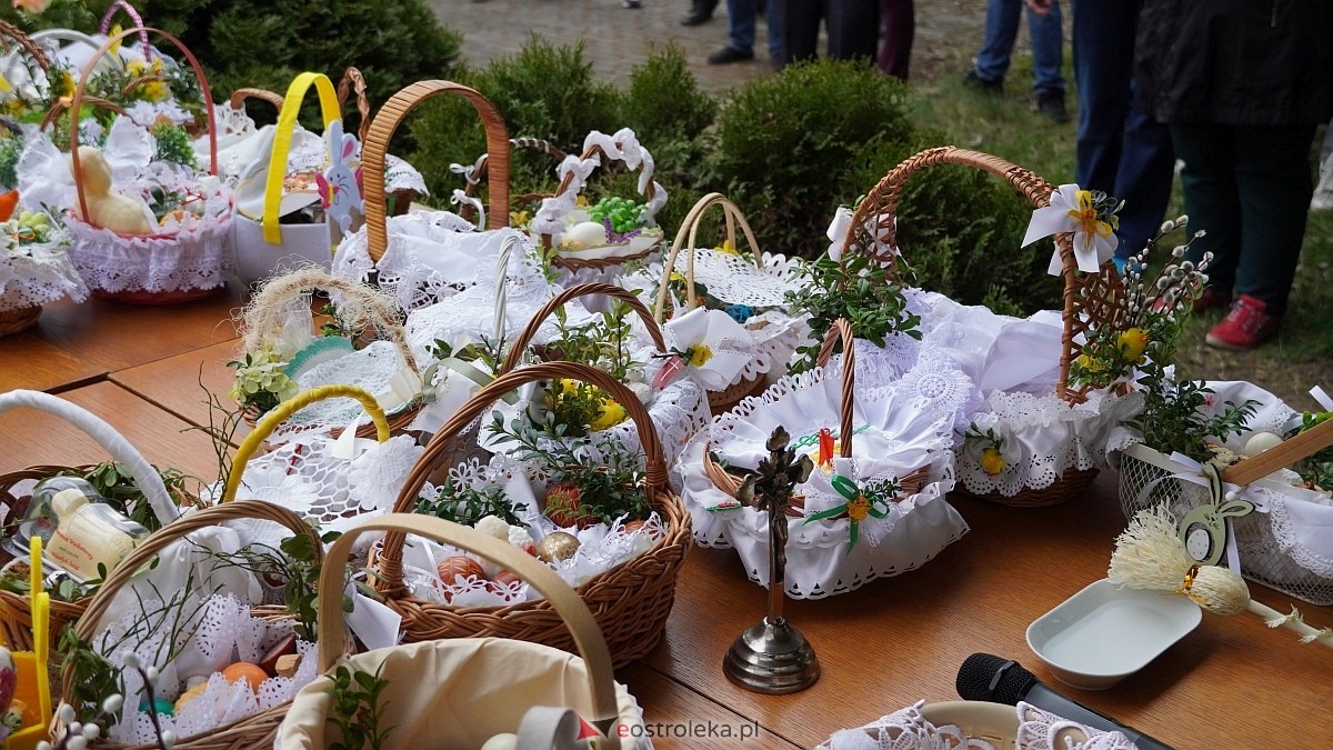 Święcenie wielkanocnych koszyczków na osiedlu Leśne [04.04.2026] - zdjęcie #26 - eOstroleka.pl