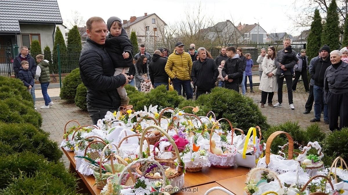 Święcenie wielkanocnych koszyczków na osiedlu Leśne [04.04.2026] - zdjęcie #24 - eOstroleka.pl