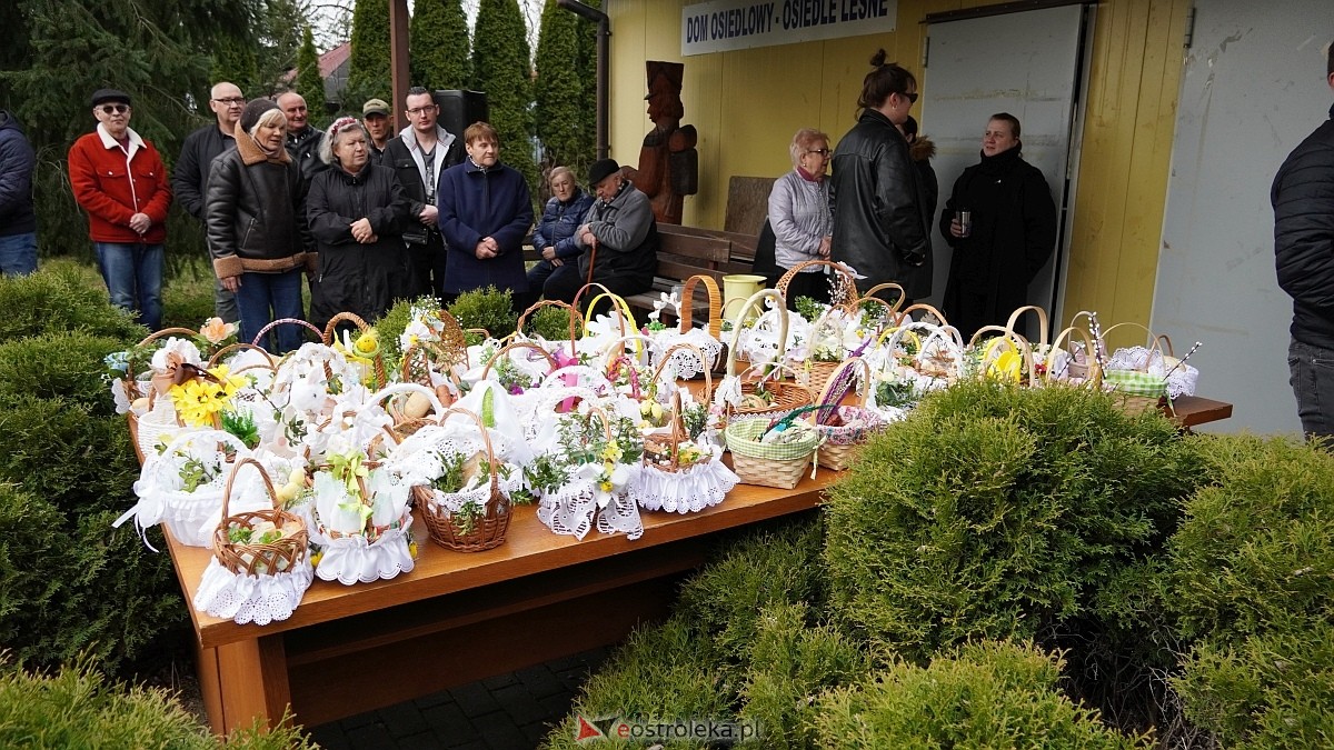 Święcenie wielkanocnych koszyczków na osiedlu Leśne [04.04.2026] - zdjęcie #23 - eOstroleka.pl