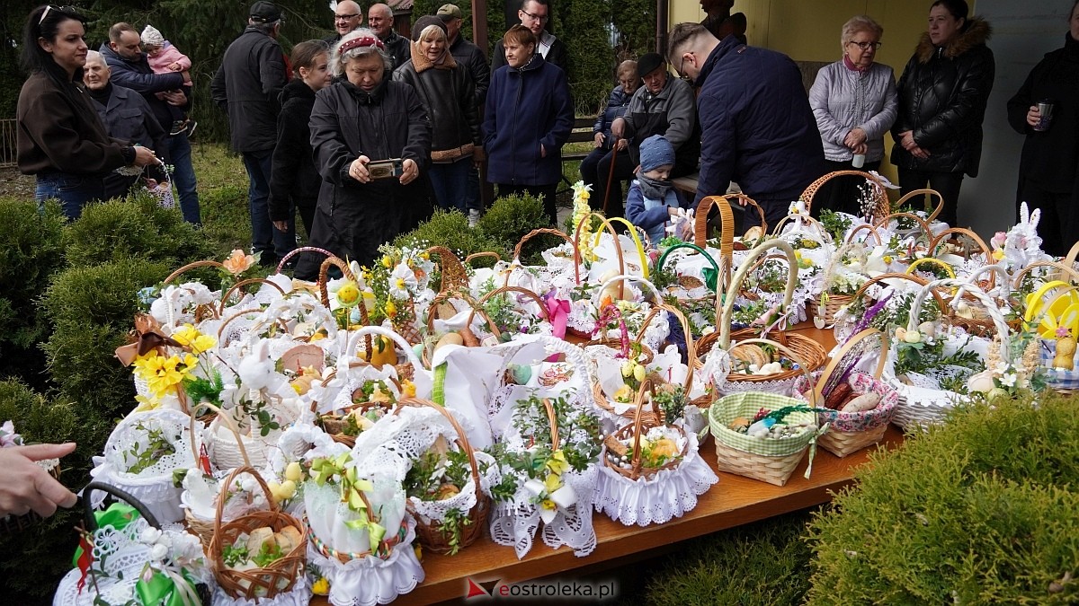 Święcenie wielkanocnych koszyczków na osiedlu Leśne [04.04.2026] - zdjęcie #22 - eOstroleka.pl
