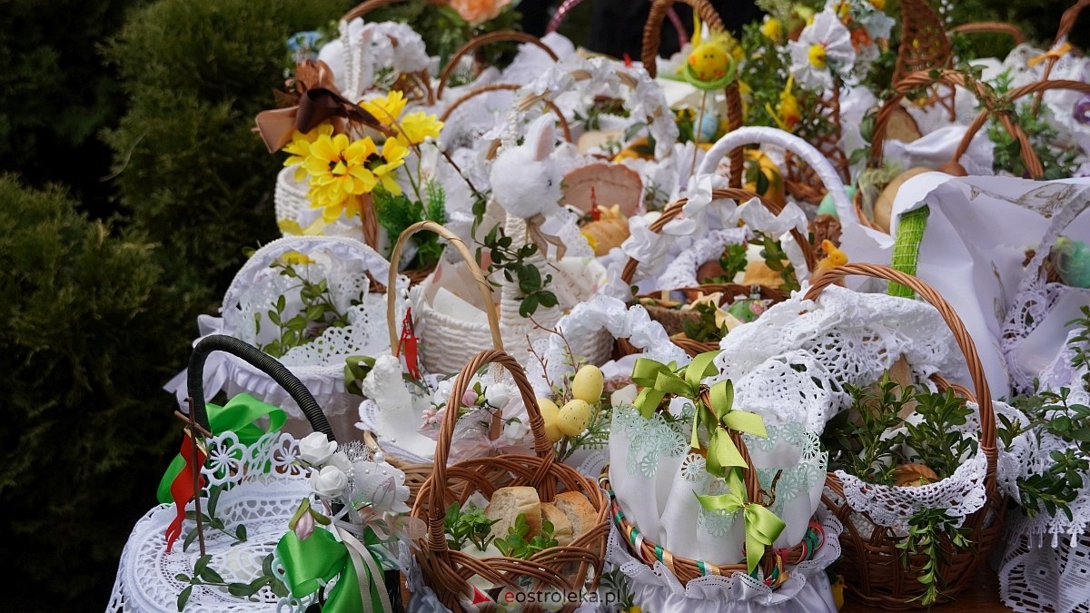 Święcenie wielkanocnych koszyczków na osiedlu Leśne [04.04.2026] - zdjęcie #21 - eOstroleka.pl