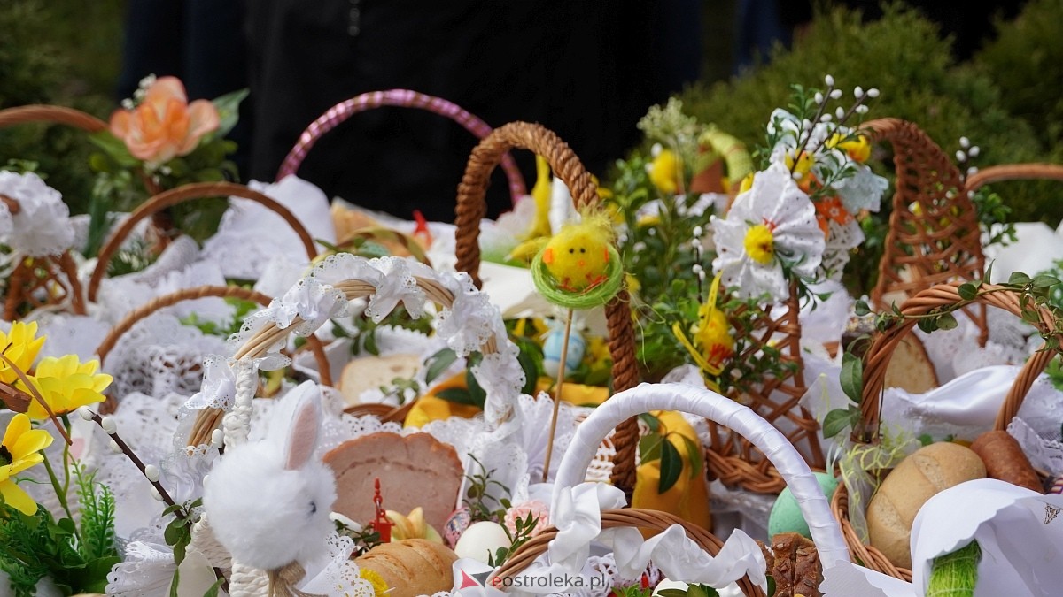 Święcenie wielkanocnych koszyczków na osiedlu Leśne [04.04.2026] - zdjęcie #20 - eOstroleka.pl