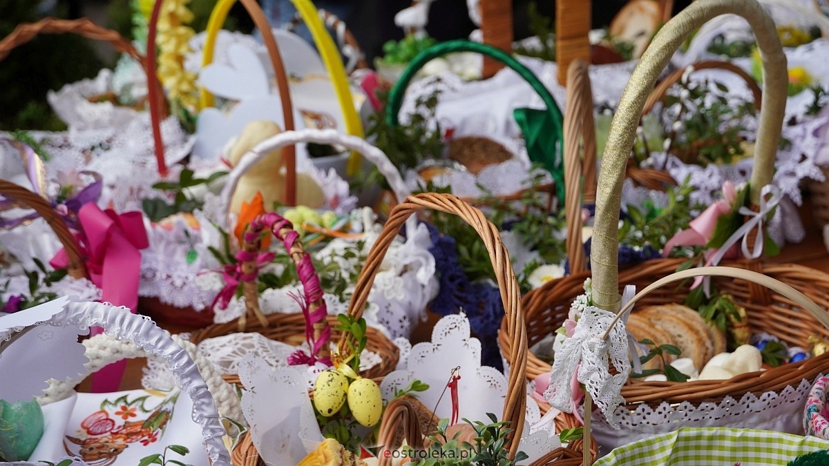 Święcenie wielkanocnych koszyczków na osiedlu Leśne [04.04.2026] - zdjęcie #19 - eOstroleka.pl