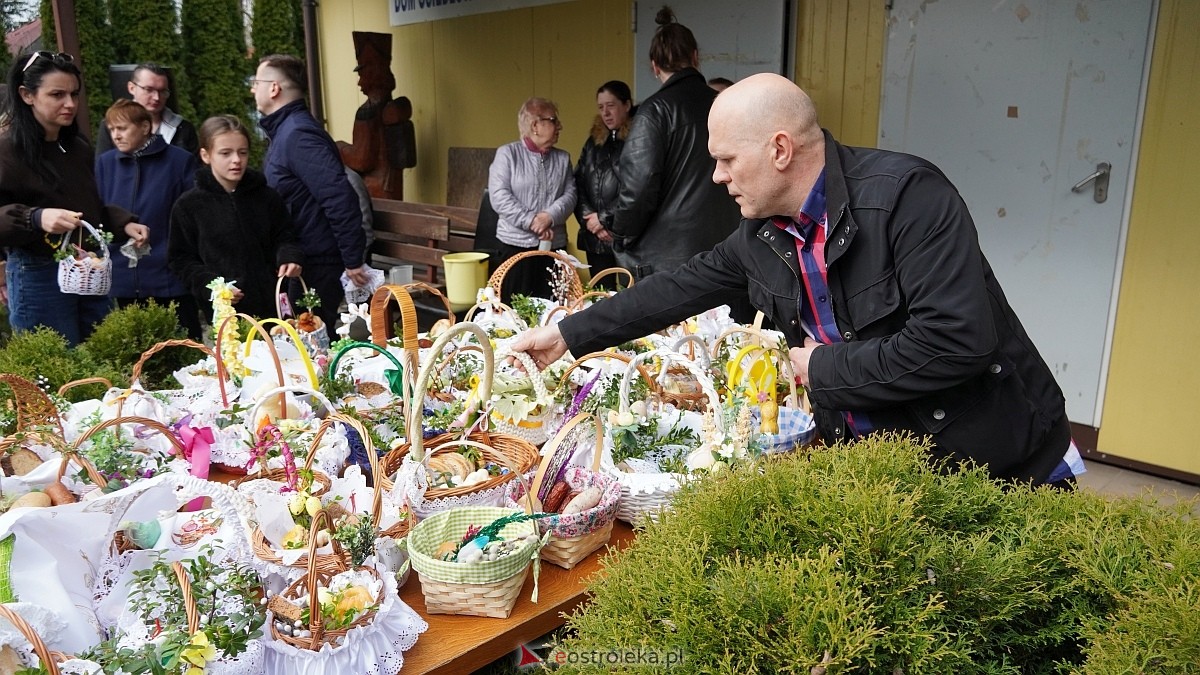 Święcenie wielkanocnych koszyczków na osiedlu Leśne [04.04.2026] - zdjęcie #18 - eOstroleka.pl