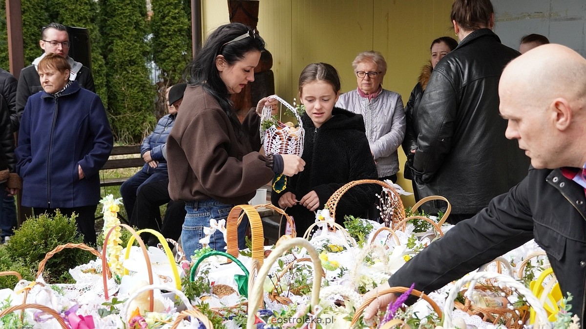 Święcenie wielkanocnych koszyczków na osiedlu Leśne [04.04.2026] - zdjęcie #17 - eOstroleka.pl