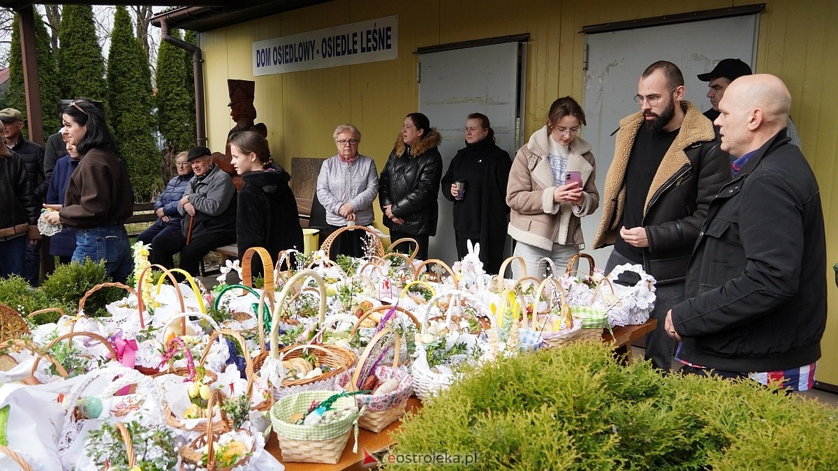 Święcenie wielkanocnych koszyczków na osiedlu Leśne [04.04.2026] - zdjęcie #15 - eOstroleka.pl