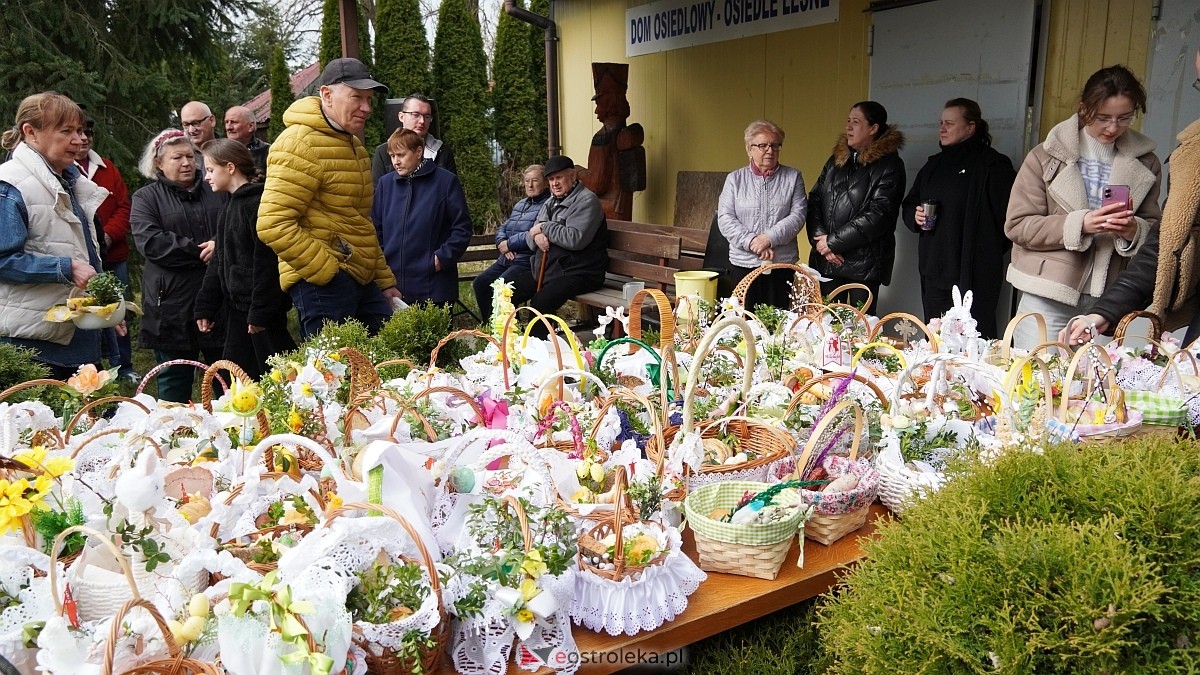 Święcenie wielkanocnych koszyczków na osiedlu Leśne [04.04.2026] - zdjęcie #14 - eOstroleka.pl