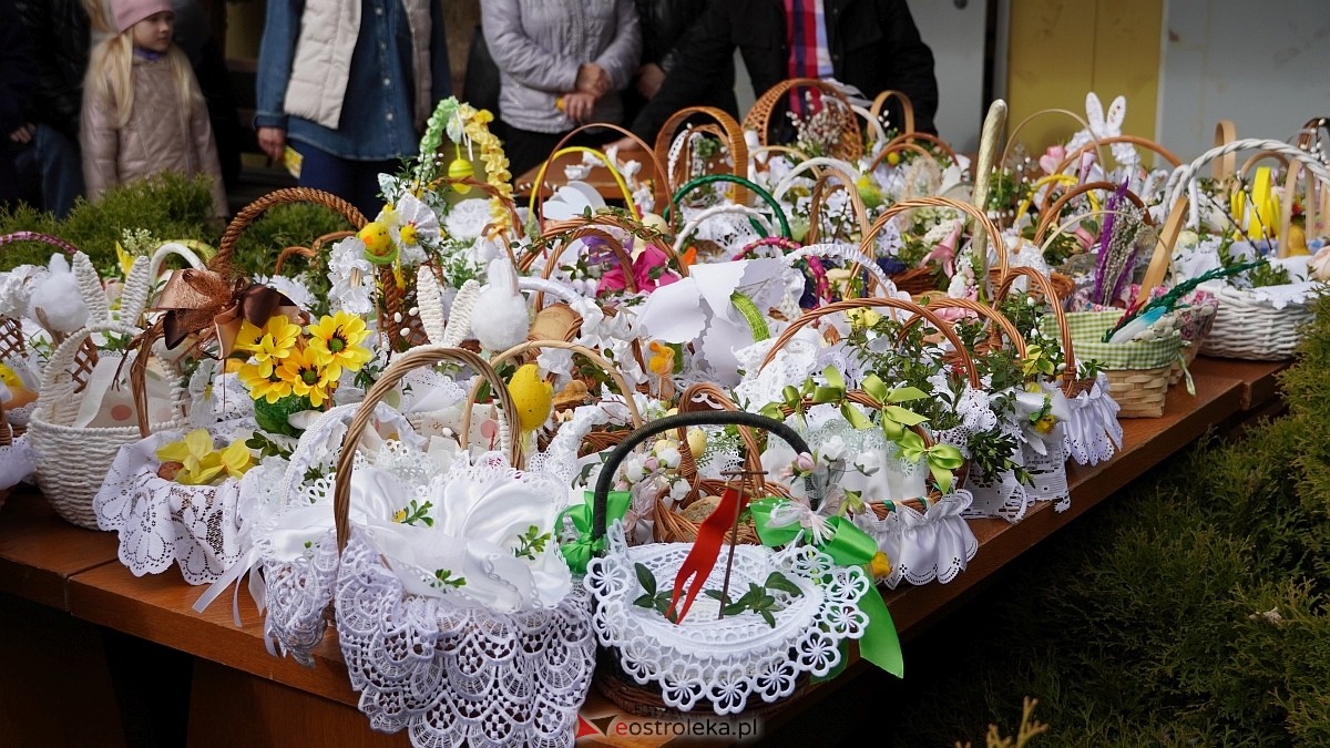 Święcenie wielkanocnych koszyczków na osiedlu Leśne [04.04.2026] - zdjęcie #13 - eOstroleka.pl