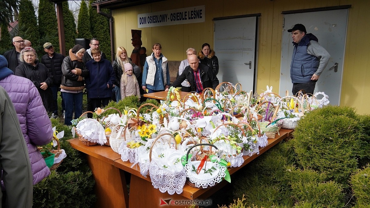 Święcenie wielkanocnych koszyczków na osiedlu Leśne [04.04.2026] - zdjęcie #12 - eOstroleka.pl