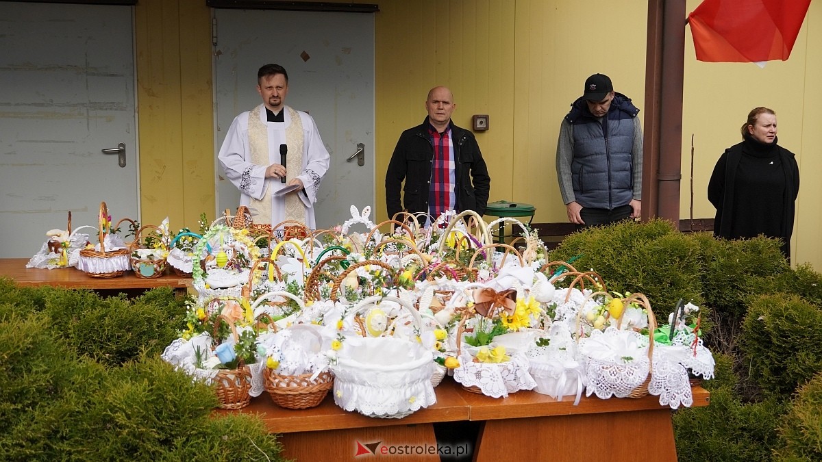 Święcenie wielkanocnych koszyczków na osiedlu Leśne [04.04.2026] - zdjęcie #11 - eOstroleka.pl