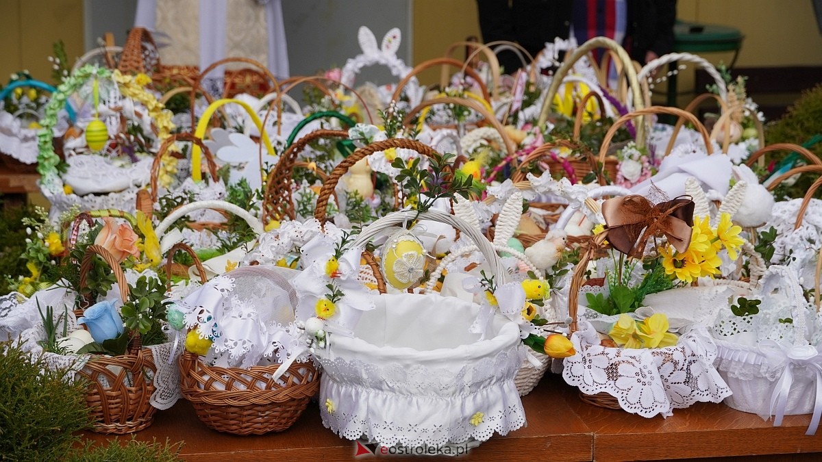 Święcenie wielkanocnych koszyczków na osiedlu Leśne [04.04.2026] - zdjęcie #10 - eOstroleka.pl