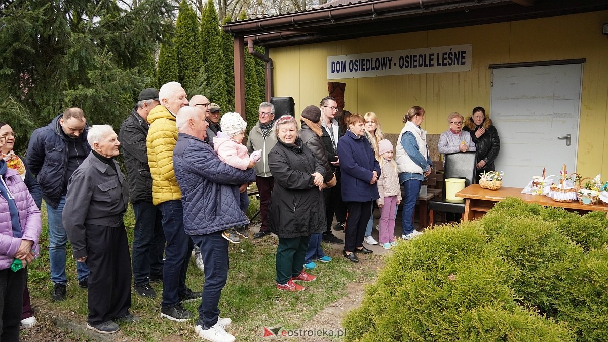 Święcenie wielkanocnych koszyczków na osiedlu Leśne [04.04.2026] - zdjęcie #9 - eOstroleka.pl
